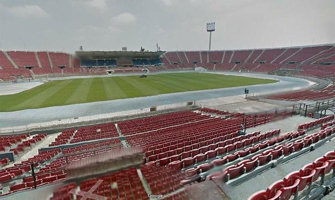 Estádio Nacional, Santiago (Chile) - foi construído em 1938 para comportar 70 mil torcedores. Em 1962, com a realização da Copa do Mundo no Chile, passou por uma ampliação para receber 80 mil pessoas. Na década de 1970, funcionou também como centro de detenção do regime ditatorial do general Augusto Pinochet. Em 1976, recebeu o terceiro jogo da final da Copa Libertadores entre Cruzeiro e River Plate. O ponta-esquerda Joãozinho marcou um gol de falta surpreendente e garantiu a vitória celeste por 3 a 2. Ali surgiu o conhecido apelido 'La Bestia Negra'. Remodelado em 2010, o estádio recebeu cadeiras em todos os setores e teve a capacidade reduzida para 48.745 espectadores. É a casa da Universidad de Chile e da Seleção Chilena.