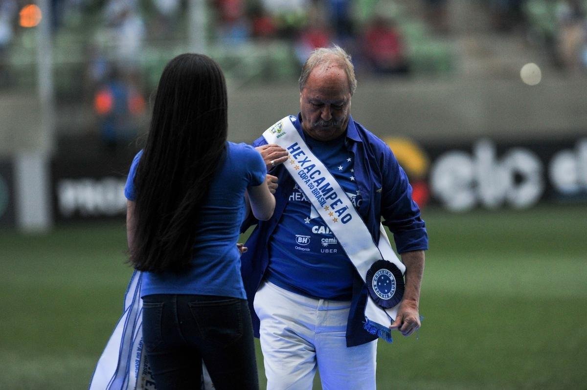 Jogadores, integrantes da comisso tcnica e dirigentes do Cruzeiro recebem faixas alusivas ao ttulo da Copa do Brasil