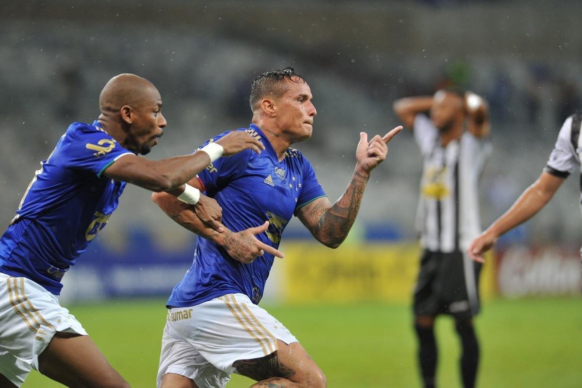 Edu marcou o gol da vitria do Cruzeiro sobre o Democrata-GV no ltimo minuto e mostrou novamente poder de deciso