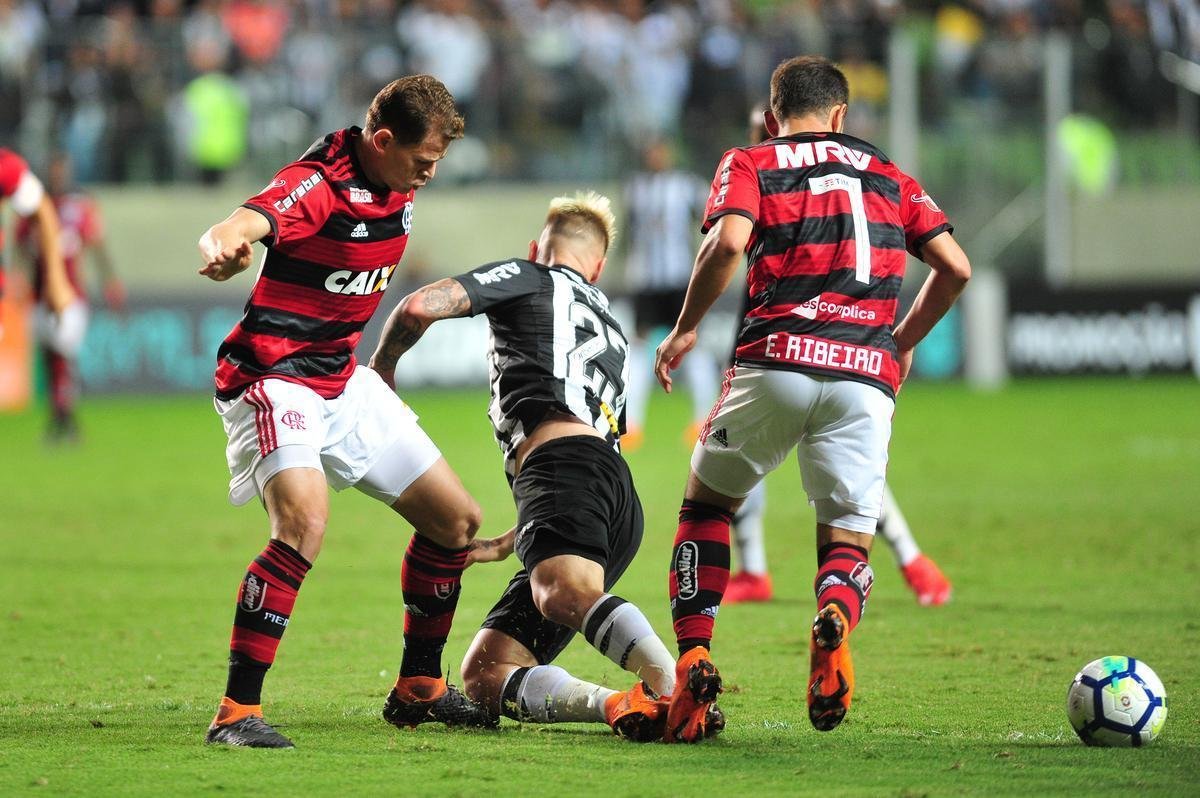 Galo pressionou no segundo tempo, mas levou gol em contragolpe: verton Ribeiro fez aps passe de Vincius Jnior: 1 a 0 Flamengo