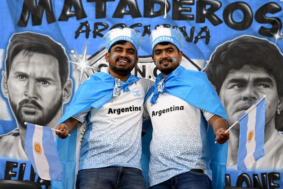 Torcedores de Argentina e Austrlia, que se enfrentaram pelas oitavas de final da Copa do Mundo