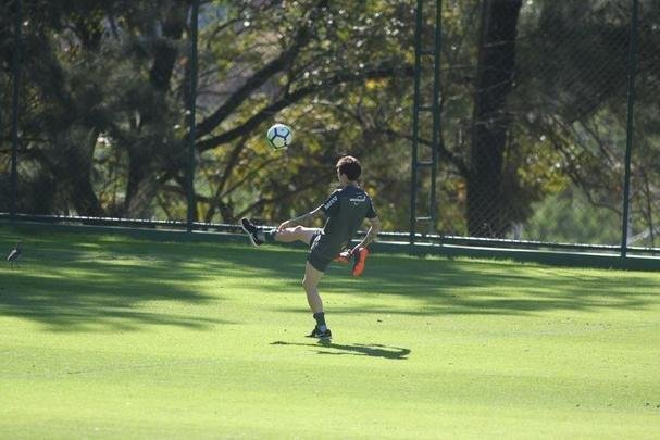 Na Cidade do Galo para tratamento de leso, Bernard, ex-jogador do Atltico e atualmente sem clube, foi a campo e atendeu torcedores 