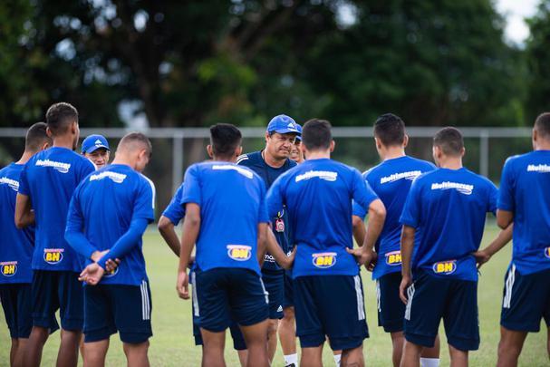 Dia movimentado com apresentações e treino no Cruzeiro
