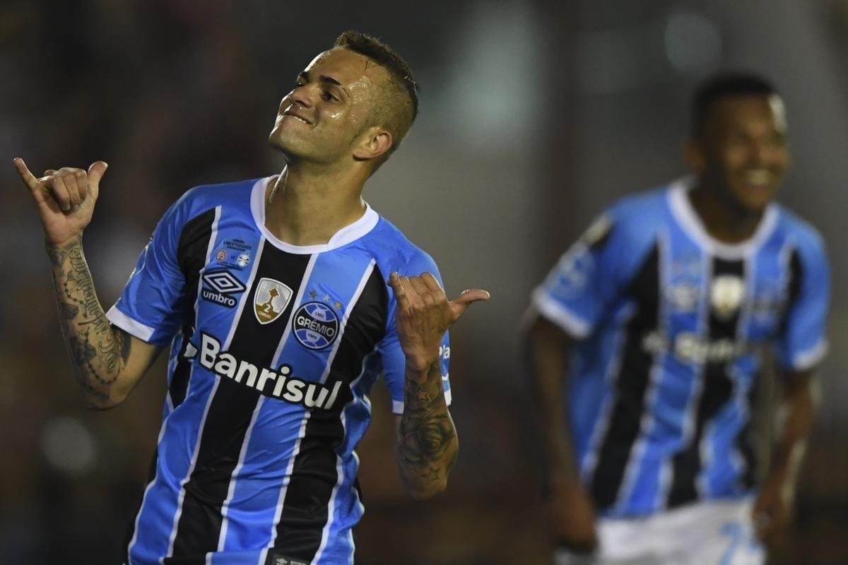 Luan marcou o segundo gol do Grmio no estdio La Fortaleza