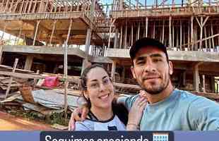 O zagueiro Junior Alonso postou foto ao lado da companheira nas obras da construo de sua nova casa.