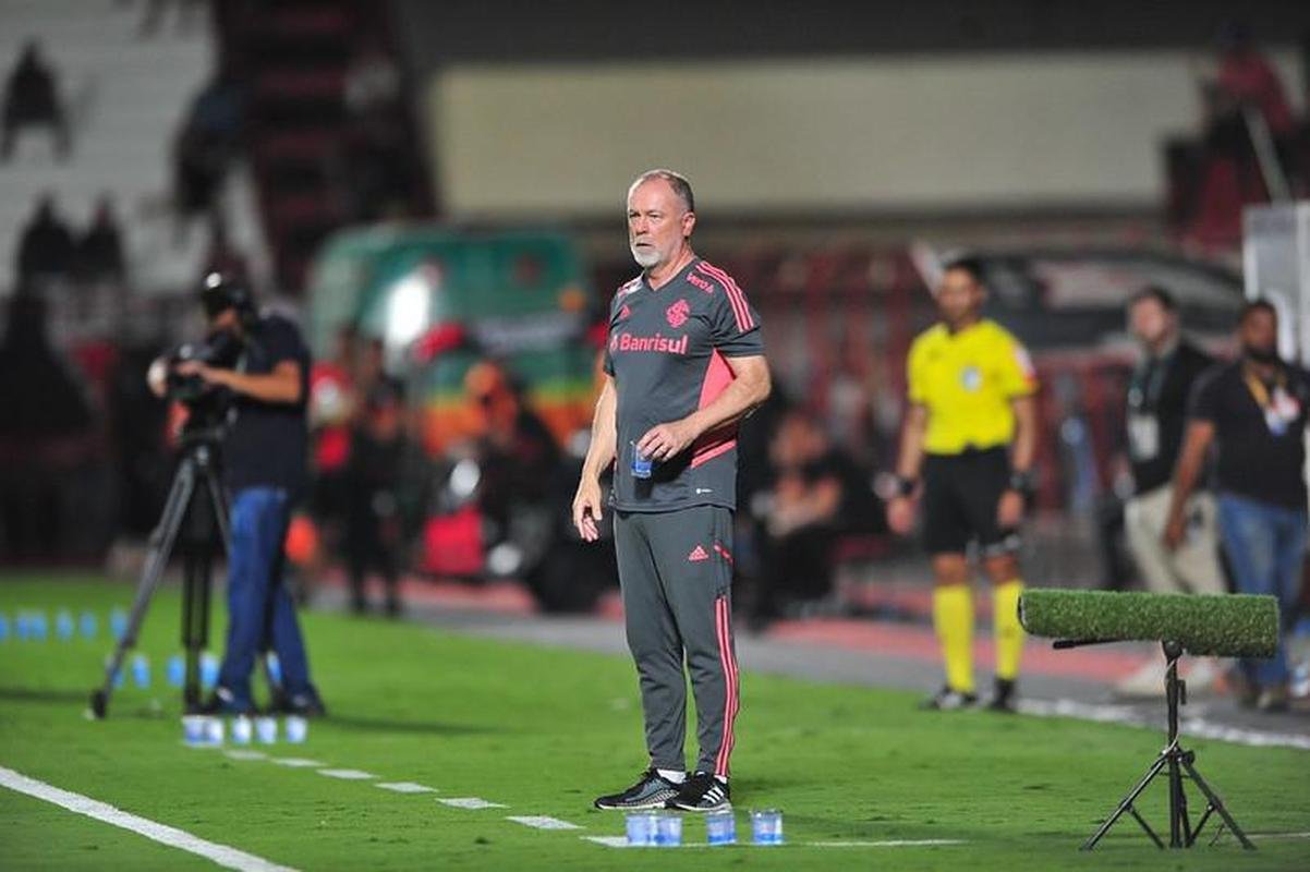 Tcnico Mano Menezes pelo Internacional, em 2022
