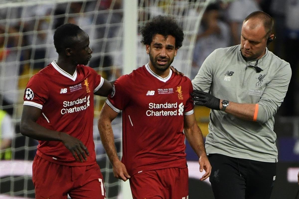 Salah, do Liverpool, sofreu falta de Sergio Ramos, machucou ombro esquerdo e deixou a final no primeiro tempo
