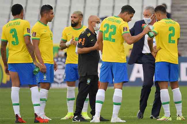 Jogadores brasileiros e o tcnico Tite conversam antes da suspenso do jogo: CBF  notificada