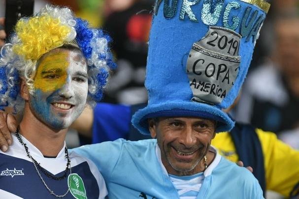 Fotos das torcidas de Uruguai e Equador no Mineiro