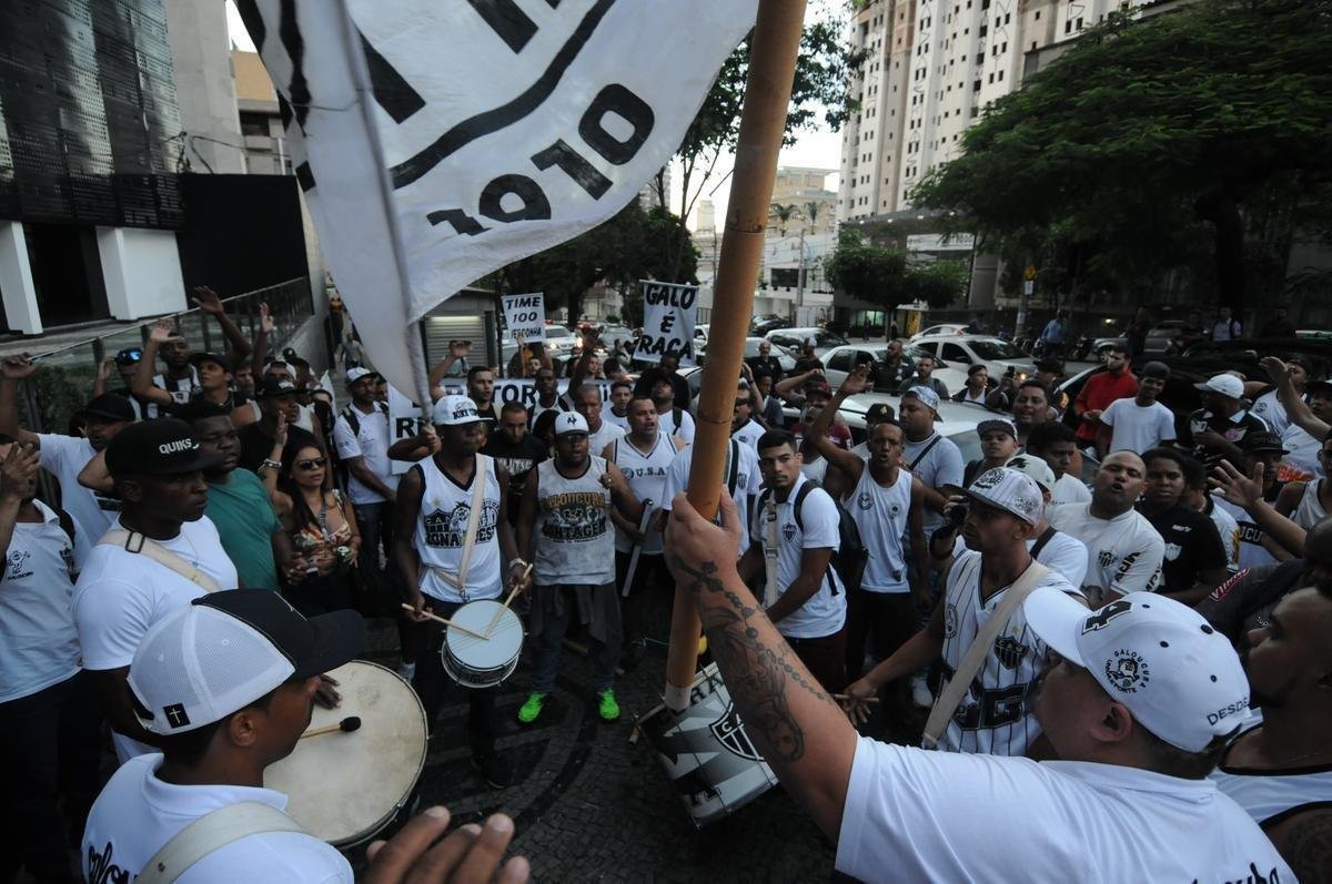 Depois de protesto na madrugada, torcedores do Atltico voltaram  sede de Lourdes, em BH, no final da tarde desta sexta-feira para atacar a diretoria do clube e os jogadores. Time foi goleado por 4 a 1 pelo Cerro Porteo na quarta-feira, em Assuno, e passou a ter chances remotas de se classificar s oitavas de final da Copa Libertadores. No domingo, Galo abre final do Mineiro contra o Cruzeiro, no Mineiro. Presso tenta mexer com brios do elenco s vsperas da deciso.