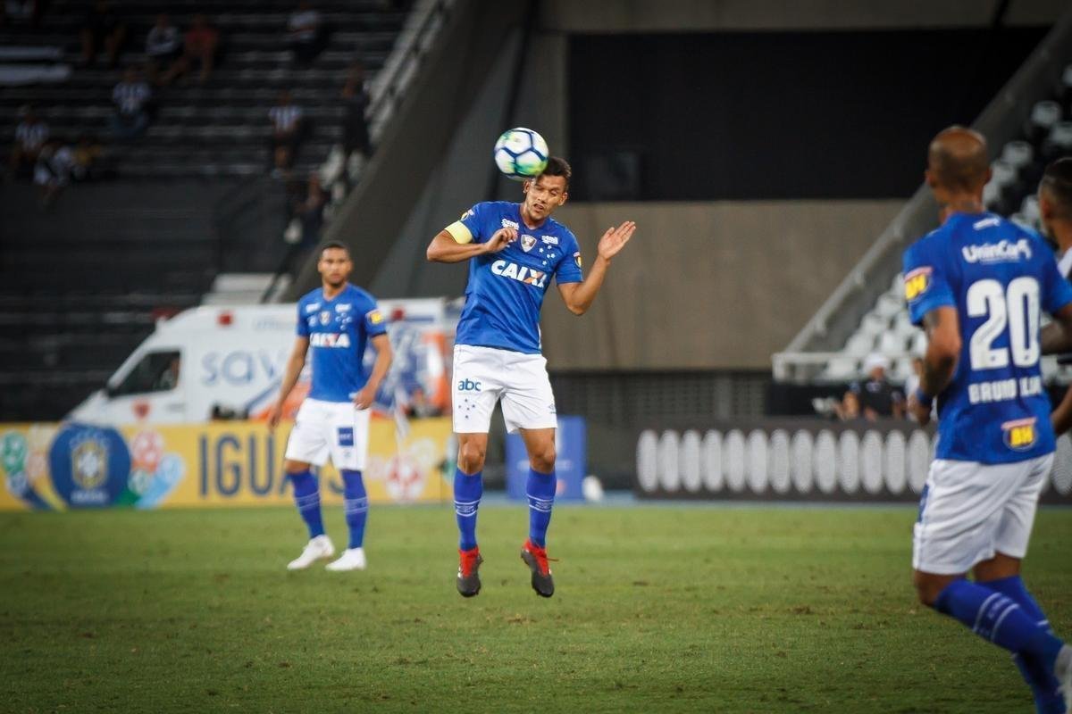 Imagens do jogo entre Botafogo e Cruzeiro, no Estdio Nilton Santos, no Rio de Janeiro