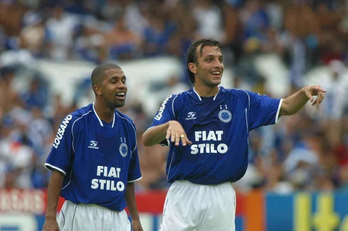 Em 30 de novembro de 2003, Cruzeiro derrotou o Paysandu por 2 a 1, no Mineiro, pela 44 rodada, e confirmou o ttulo brasileiro de forma antecipada. Zinho, no primeiro tempo, e Mota, no segundo, marcaram os gols celestes. Aldrovani descontou para o Papo. Depois do apito final, uma grande festa tomou conta do gramado e das arquibancadas. 