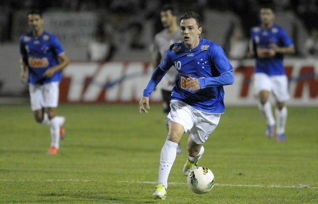 Montillo: o Santos pagou 6 milhes de euros pelos 60% dos direitos econmicos que o Cruzeiro tinha do armador argentino e ainda cedeu o volante Henrique. O valor lquido da transferncia foi de R$ 16,2 milhes.