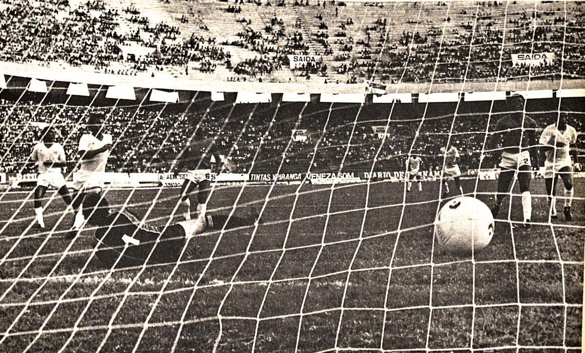 Na partida entre Náutico e Cruzeiro, pelo Campeonato Brasileiro de 1984, é possível ver o estádio com o anel superior ao fundo.
