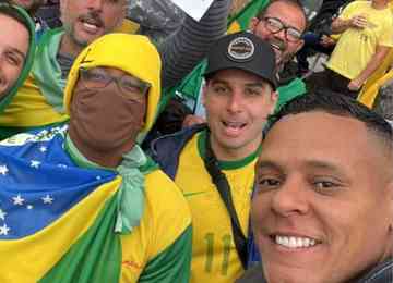 Para não ser reconhecido nas ruas de São Vicente-SP, Robinho usou máscara sobre o rosto, colocou óculos, tapou a cabeça e se enrolou em uma bandeira do Brasil