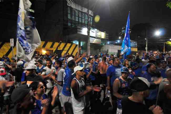 Torcedores do Cruzeiro devem pressionar conselheiros no Barro Preto