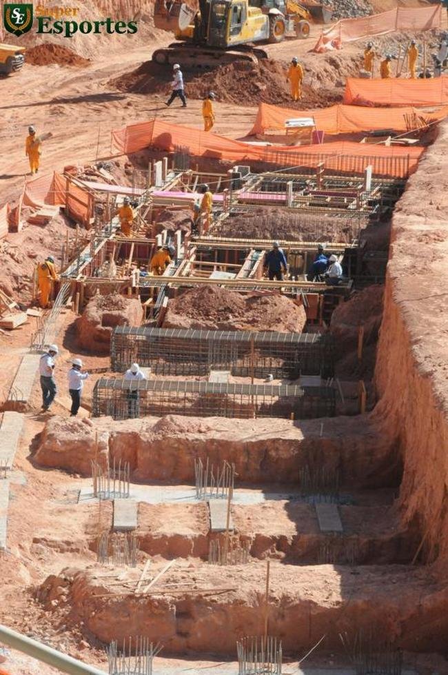 26/08/2011 - No interior do estdio, movimento intenso de caminhes e mquinas pesadas. So construdas as estruturas dos assentos que ficaro mais prximos ao campo.