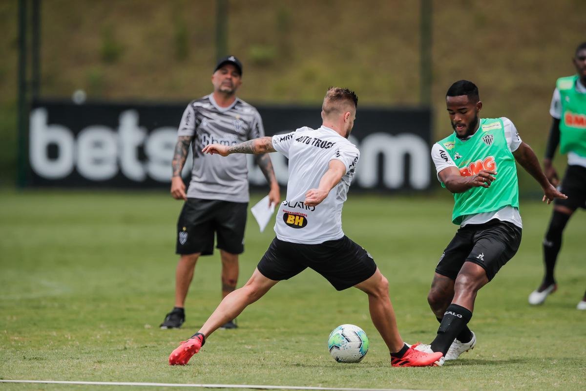 Aps polmica balada, Dylan e Marrony participam normalmente do treino na Cidade do Galo