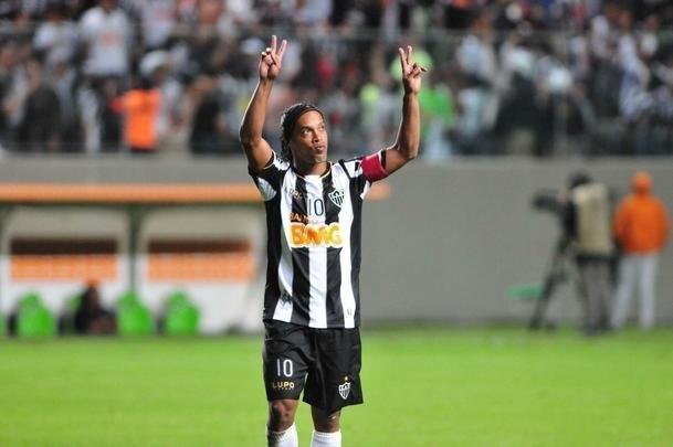 Ronaldinho Gaúcho - O meia é um dos maiores jogadores na história do Atlético. Duas vezes melhor do mundo, Ronaldinho foi um dos principais responsáveis pelos títulos recentes do Atlético. Em 2013, mesmo com 33 anos, jogou todas as partidas da Libertadores. Em julho de 2014, muito emocionado, despediu-se do Galo. Ainda jogou oficialmente por Querétaro, do México, e Fluminense. No início de 2018, o meia anunciou de maneira oficial sua aposentadoria.