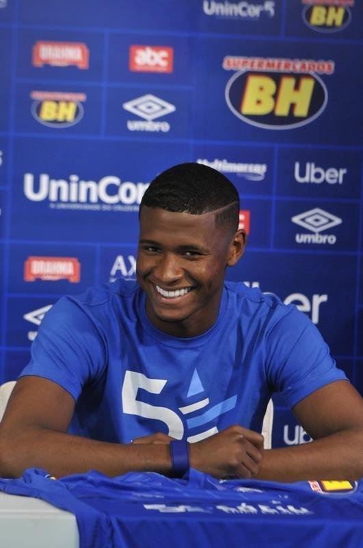 Cruzeiro apresentou o volante Jadson e o lateral-direito Luis Orejuela, primeiros reforos para a temporada