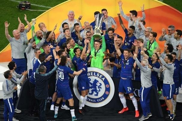 Com direito a um show de Hazard no segundo tempo, quando o craque belga marcou dois gols e ainda deu assistncia para Pedro balanar as redes, o Chelsea goleou o Arsenal por 4 a 1, nesta quarta-feira, no estdio Olmpico de Baku, no Azerbaijo, e conquistou o seu segundo ttulo da Liga Europa