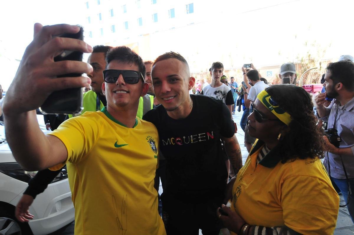 Depois de derrotar a Argentina por 2 a 0 no Mineiro e garantir vaga na final da Copa Amrica, jogadores da Seleo Brasileira ganharam folga em Belo Horizonte e foram tietados por torcedores na porta do hotel Ouro Minas. Na foto, o atacante Everton Cebolinha, do Grmio