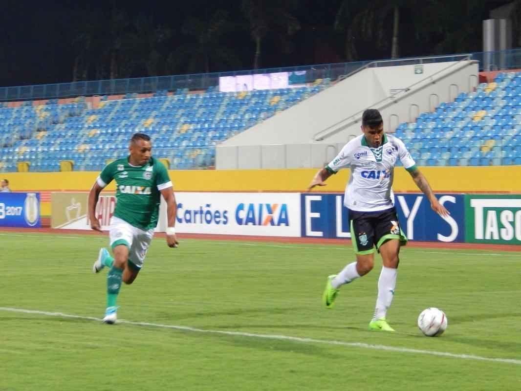 Imagens do duelo entre Gois e Amrica, com portes fechados no Estdio Olmpico