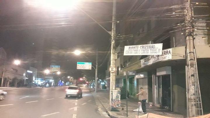 Faixas de apoio ao Cruzeiro so estendidas em Belo Horizonte antes da partida contra o FLuminense