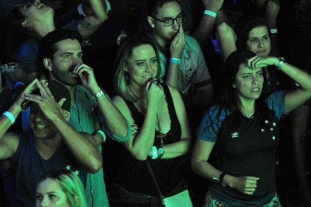 Torcedores do Cruzeiro acompanham final da Copa do Brasil no Mercado Distrital do Cruzeiro, em Belo Horizonte