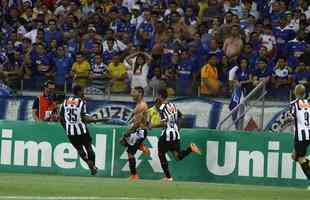 Cruzeiro 2x3 Atltico (23 rodada do Brasileiro de 2014): Carlos, duas vezes, e Diego Tardelli marcaram os gols atleticanos. Raposa balanou a rede com Ricardo Goulart e Alisson. Pblico e renda foram, respectivamente, 49.534 pagantes e R$ 3.036.936,00.