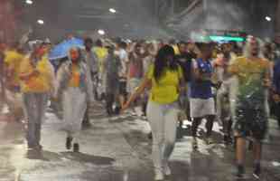 Torcedores encaram chuva na chegada ao Mineiro para assistir ao jogo entre Brasil e Paraguai pelas Eliminatrias da Copa do Mundo do Catar