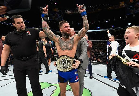 Cody Garbrandt (luvas azuis) venceu Dominick Cruz por deciso unnime e conquistou o cinturo dos galos
