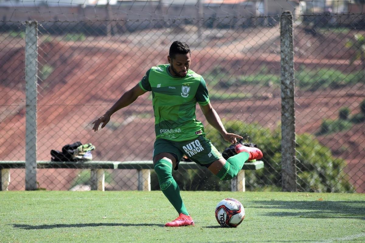 O Amrica segue com treinamentos intensivos voltados para a disputa do Campeonato Mineiro. No prximo sbado (27), o Coelho estreia no estadual diante do Boa Esporte, s 19h. A partida ser realizada no Independncia, em Belo Horizonte. A tendncia  que, neste primeiro compromisso, o tcnico Lisca utilize jogadores que tiveram menor minutagem na temporada 2020/21, alm de nomes promissores das categorias de base do clube.