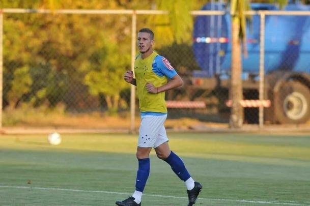 Uillian Correia, volante, foi para o Santa Cruz