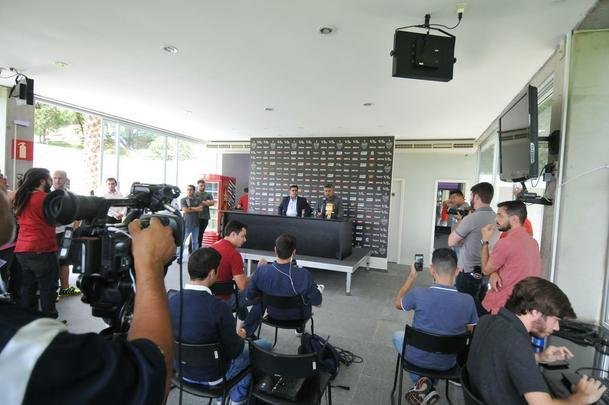 Manh desta sexta-feira foi agitada no Atltico com demisso de Oswaldo e coletiva do presidente