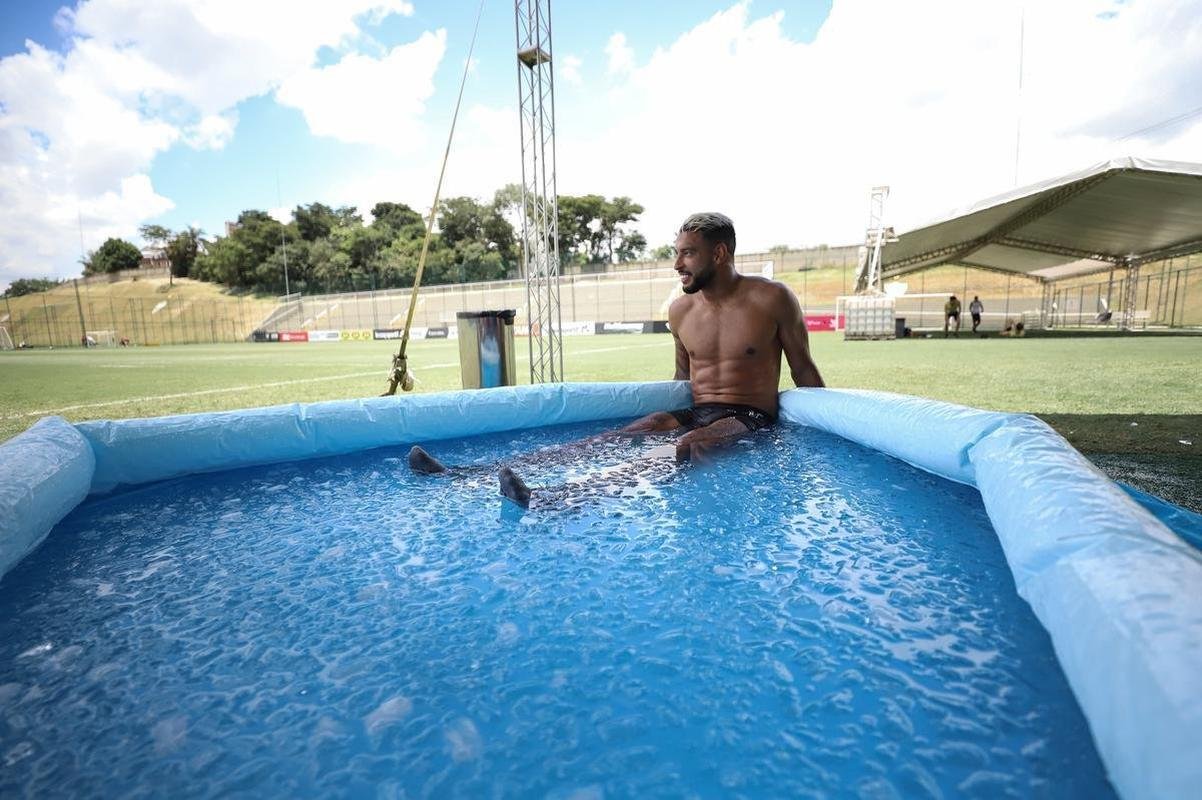Com seriedade, mas tambm descontrao, o Atltico treinou sob sol forte na manh desta sexta-feira (21), na Cidade do Galo, em Vespasiano. Este foi o quinto dia de pr-temporada para o clube mineiro em 2022, sob o comando do tcnico argentino Antonio 'El Turco' Mohamed. Novas baixas, o volante Allan e o atacante Keno testaram positivo para COVID-19 e no participaram das atividades (ambos cumprem perodo de sete dias de isolamento social).