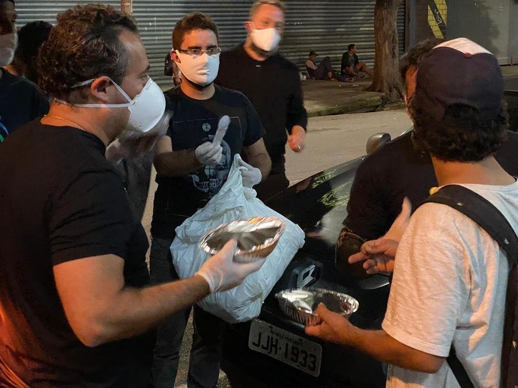 
Alexandre Mattos e Clube do Chef doaram 530 marmitas para pessoas em situao de rua