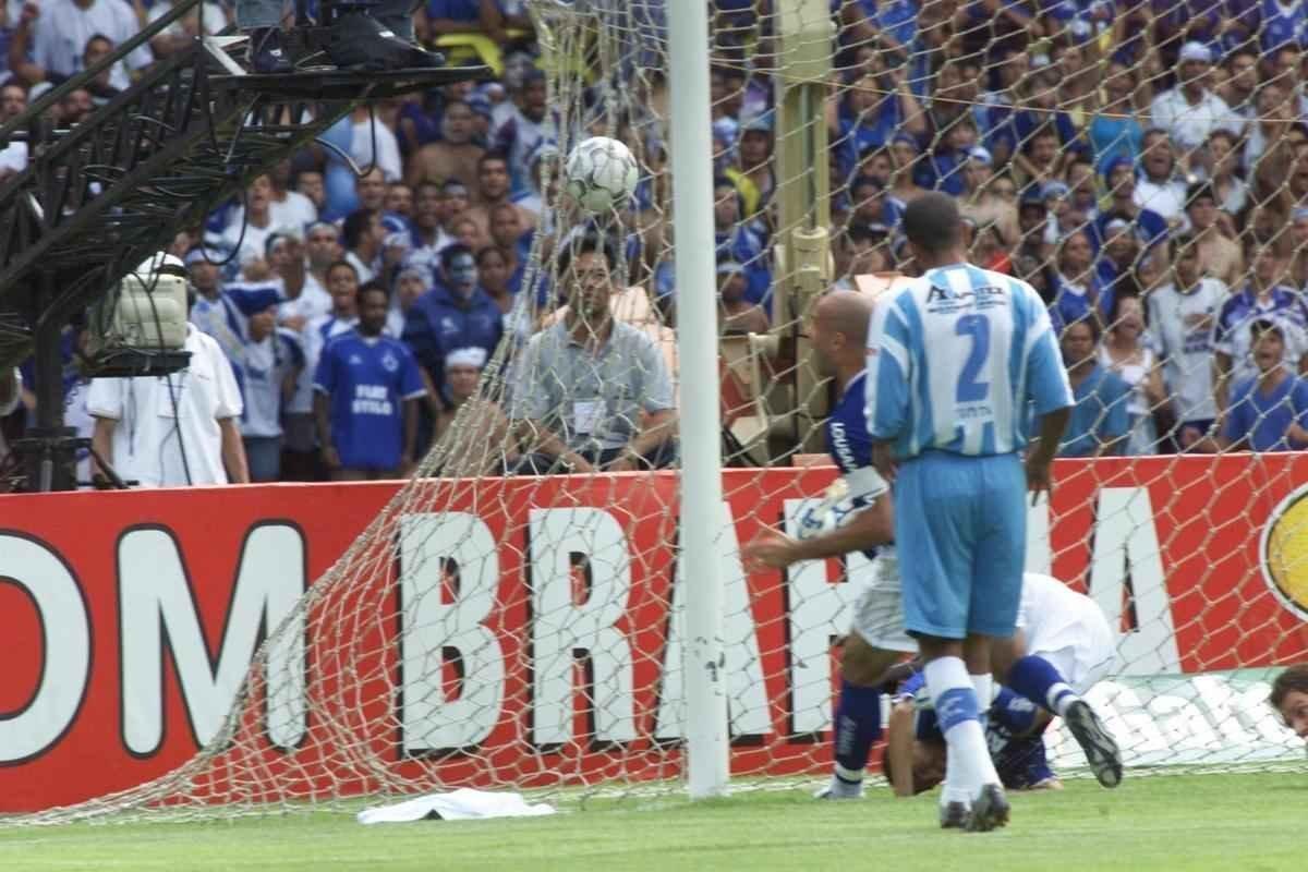 Em 30 de novembro de 2003, Cruzeiro derrotou o Paysandu por 2 a 1, no Mineiro, pela 44 rodada, e confirmou o ttulo brasileiro de forma antecipada. Zinho, no primeiro tempo, e Mota, no segundo, marcaram os gols celestes. Aldrovani descontou para o Papo. Depois do apito final, uma grande festa tomou conta do gramado e das arquibancadas. 