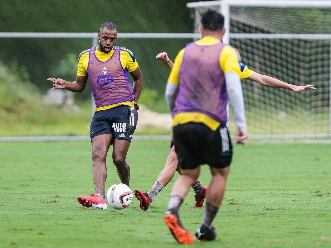 Imagens do treino do Cruzeiro neste sbado (8), sob forte chuva, na Toca da Raposa II, em Belo Horizonte