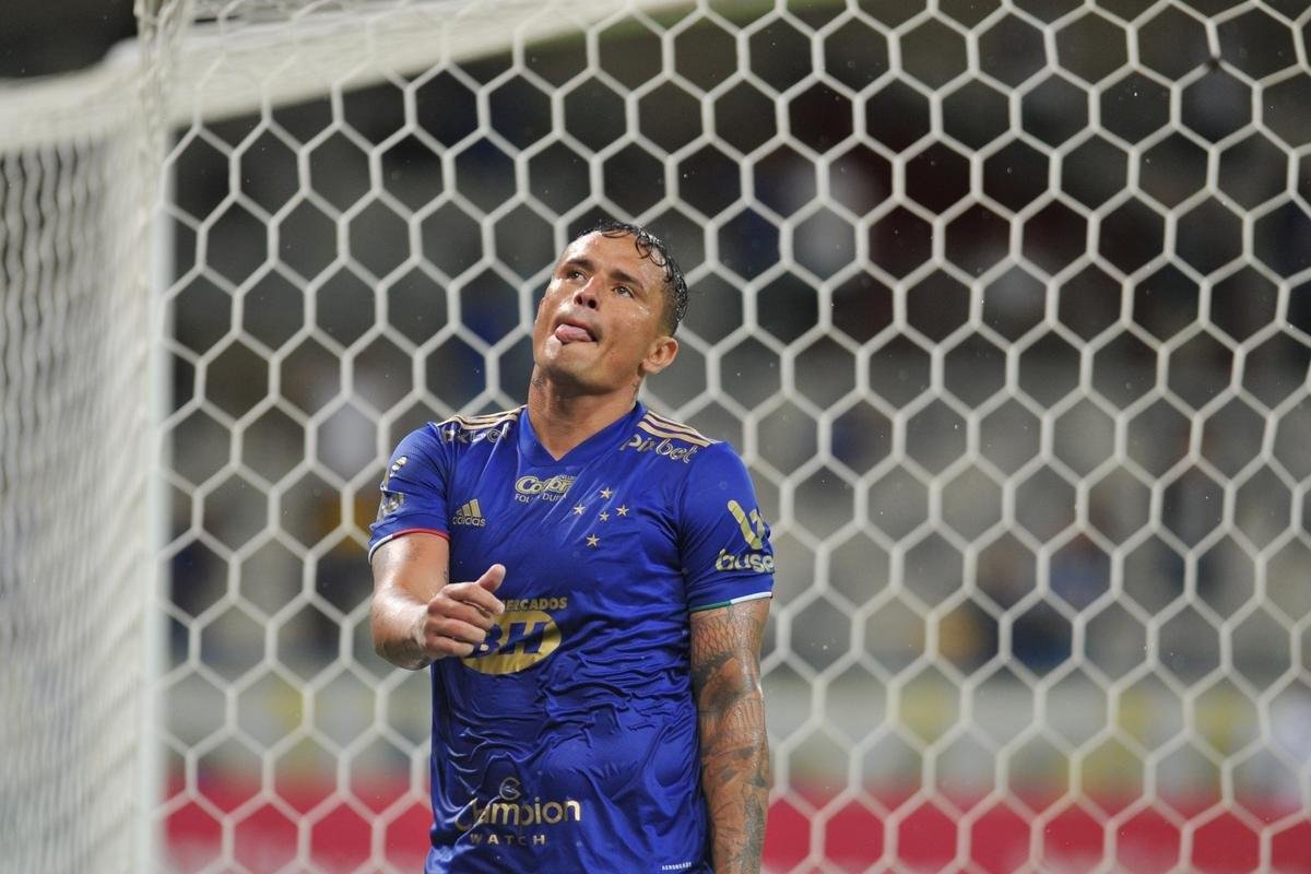 Edu marcou o gol da vitria do Cruzeiro sobre o Democrata-GV no ltimo minuto e mostrou novamente poder de deciso