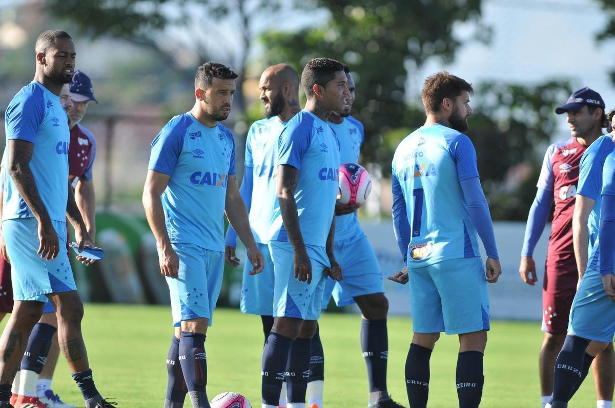 Jogadores do Cruzeiro durante treino desta sexta-feira na Toca da Raposa II