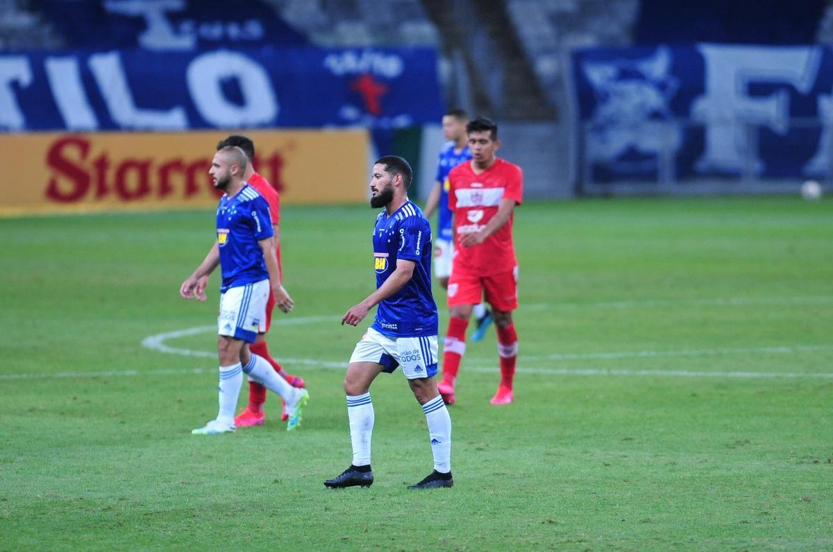 As reaes do tcnico Enderson Moreira e dos jogadores do Cruzeiro com o empate do CRB no fim do segundo tempo, em jogo no Mineiro, pela Srie B: 1 a 1.