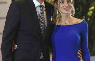 Casamento de Messi rene astros do futebol em Rosrio - Sergio Busquets e esposa no tapete vermelho