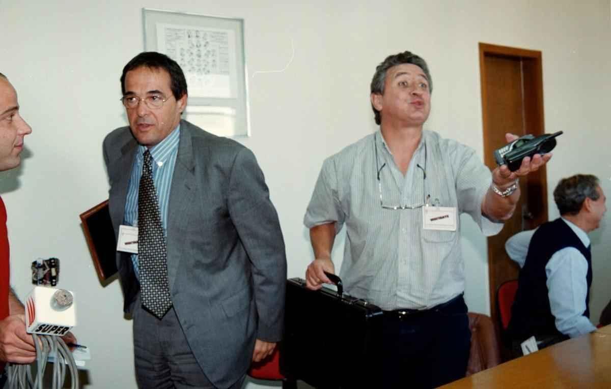  17/07/2001 O diretor executivo do Atltico, Bebeto de Freitas, e o diretor de futebol do Cruzeiro, Eduardo Maluf, durante reunio na FMF (Federacao Mineira de Futebol), em Belo Horizonte.