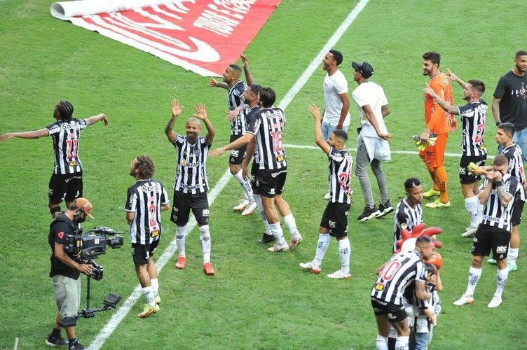 Aps a vitria do Atltico sobre o Fluminense, por 2 a 1, no Mineiro, os jogadores, o tcnico Cuca, a comisso tcnica, o gerente e ex-goleiro Victor e torcedores fizeram muita festa com a proximidade do ttulo brasileiro