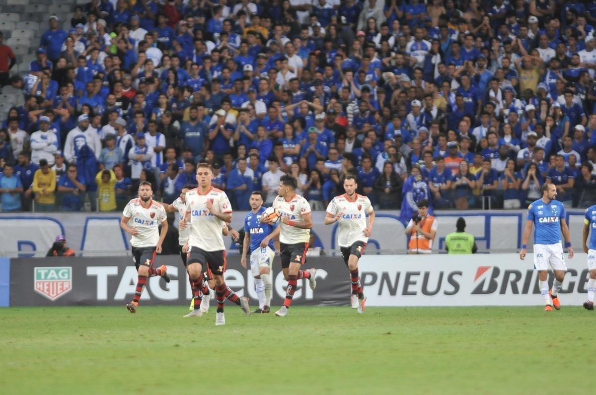 Flamengo abriu o placar no segundo tempo com gol de cabea de Lo Duarte: 1 a 0