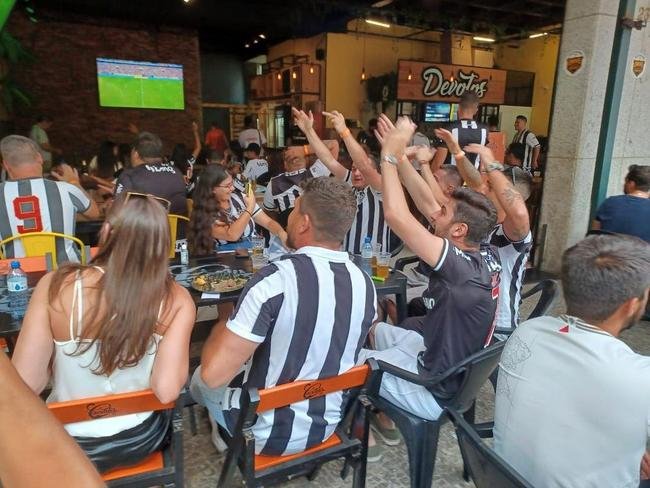 No Bar Devotos, em BH, torcedores do Atltico comemoram o gol de empate marcado por Hulk na final da Supercopa do Brasil, diante do Flamengo: 2 a 2.