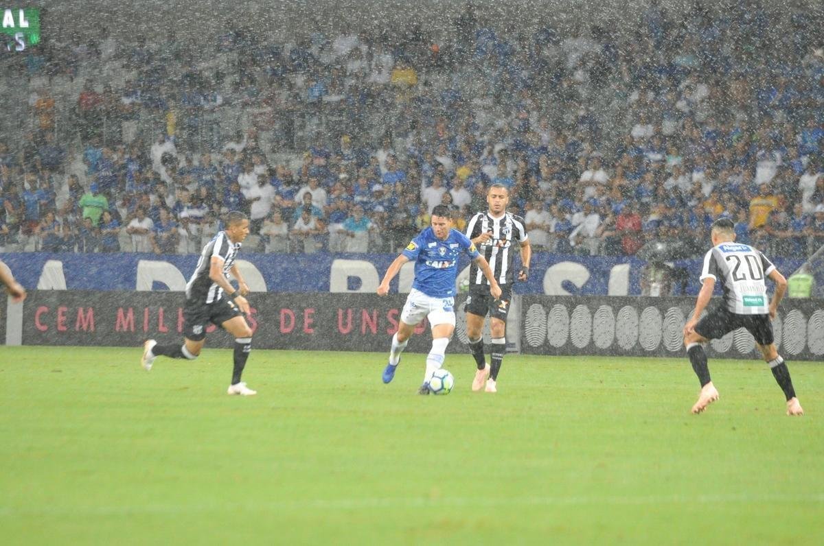 Fotos de Cruzeiro x Cear, no Mineiro, em jogo atrasado da 27 rodada do Brasileiro