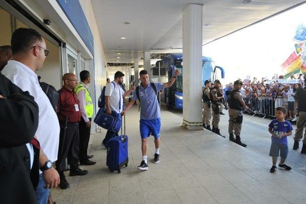 Jogadores do Cruzeiro embarcaram no Aeroporto de Confins, na tarde desta tera-feira, para duelo decisivo contra o Corinthians, em So Paulo, pela final da Copa do Brasil