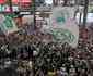 Torcida do Palmeiras 'invade' aeroporto para apoiar jogadores antes de jogo com Atltico